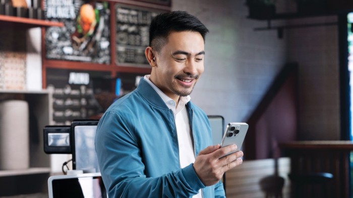 phonak hearing aids - user using phonak app