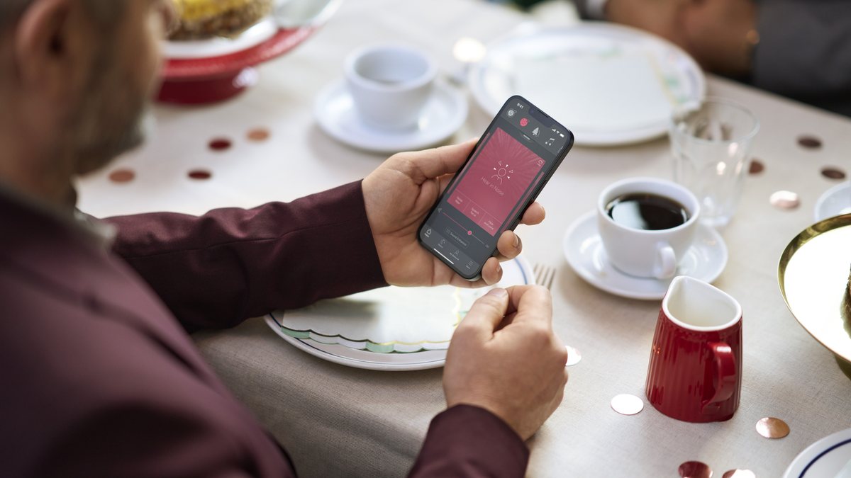 ReSound Smart 3D app being used in a noisy cafe