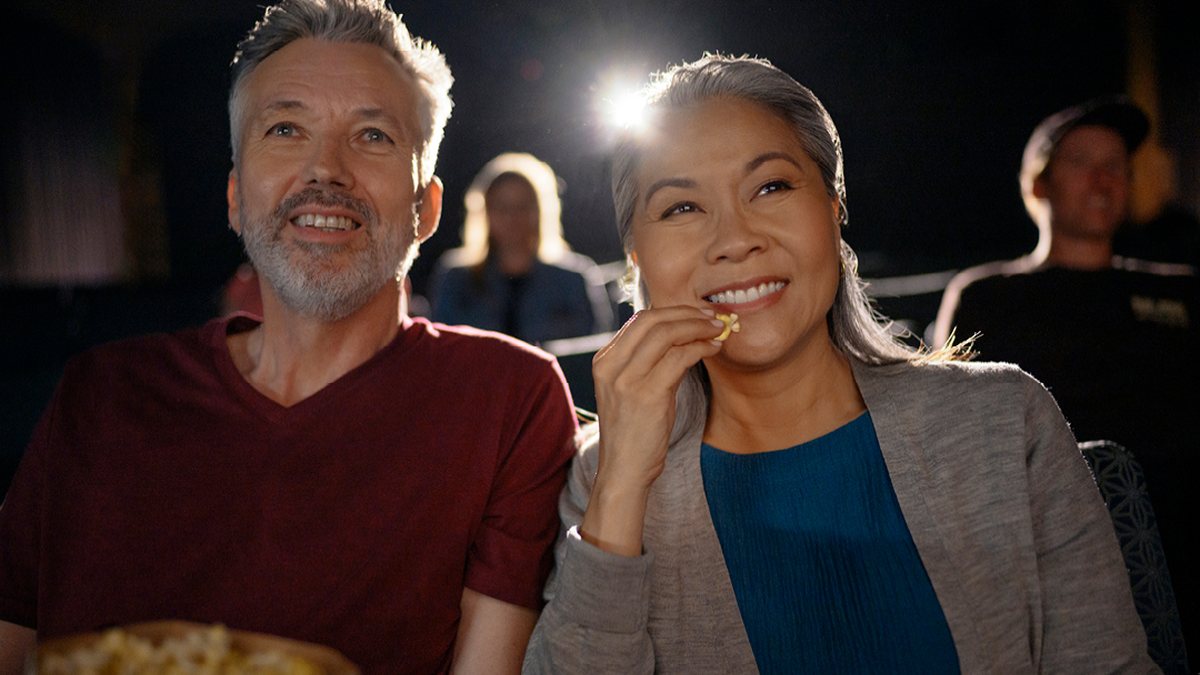 Couple listening with Starkey Bluetooth hearing aids