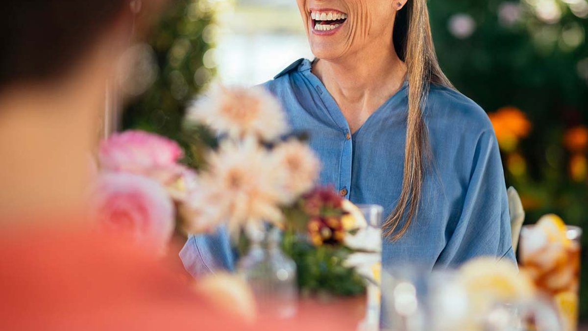 Conversation in background noise illustrating Starkey Omega AI hearing aids